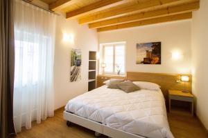 a bedroom with a bed and a window at Hotel All'Arco in Trieste