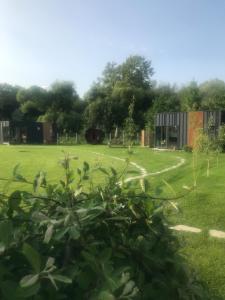 Aed väljaspool majutusasutust TinyHouses & Garden