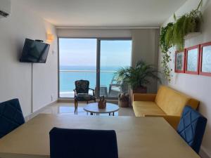 un salon avec un canapé et une table dans l'établissement Alta Mar Ocean Sky, à Carthagène des Indes