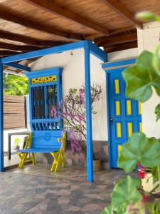 une porte bleue et une chaise jaune sur une terrasse dans l'établissement El Refugio, à Copacabana 5 autres photos
