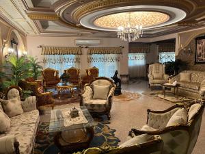 un grand salon avec des meubles et un lustre dans l'établissement فيلا للايجار مفروش بمدينتي, à Madinaty