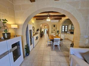 a large kitchen and dining room with an archway at Villa Ambrose Village in San Lawrenz