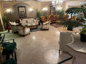un salon rempli de meubles et d'un lustre dans l'établissement فيلا للايجار مفروش بمدينتي, à Madinaty