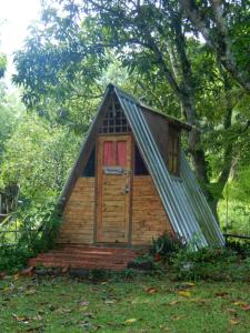 a small house with a tin roof at Eco Camping Jarabacoa in Jarabacoa
