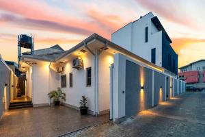 un edificio blanco con una puesta de sol en el fondo en Luxury 2 Bed, en Lagos