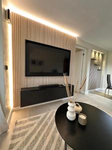 sala de estar con mesa y TV de pantalla plana en LUUM by Norus, en Santiago 41 fotos más