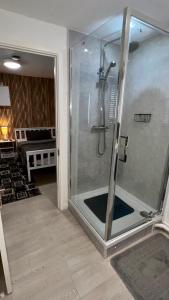 Koupelna v ubytování Modern studio en-suite + 10 fotografií