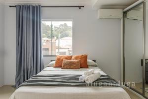 una camera da letto con un letto con due asciugamani sopra di Casa ampla a 100m da praia – Conforto e lazer a Governador Celso Ramos