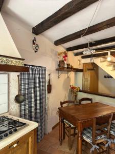 a kitchen with a table and a stove and a table at Il castello - Casa Beatrice in Campo di Giove