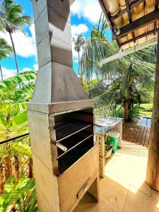 un forno a legna all'aperto, posto su un patio di Gostoso RN Casa em Condomínio Piscina Churrasqueira privativas frente ao Mar a São Miguel do Gostoso