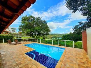 卡皮托利乌Rancho do Pedro - com piscina aquecida的围栏旁天井上的游泳池