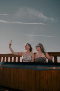 zwei Frauen in Badeanzügen stehen auf einem Boot in der Unterkunft Grand Canyon A-Frame Hot-tub & Sauna in Williams + 56 Fotos