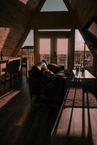 ein Wohnzimmer mit Couch und Tisch in der Unterkunft Grand Canyon A-Frame Hot-tub & Sauna in Williams