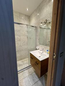 a bathroom with a sink and a shower at Bel appartement à ifrane in Ifrane