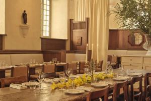 尼斯Hôtel du Couvent, a Luxury Collection Hotel, Nice的有一张长桌子和椅子的餐厅