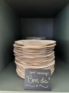 a stack of plates with a sign that says good morning room dad at Flat Pedra Branca Hotel in Palhoça