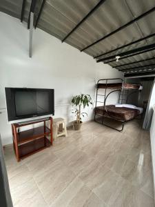 Μια τηλεόραση ή/και κέντρο ψυχαγωγίας στο Amplio apartamento en el centro de Pereira con terraza