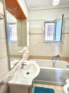 Ένα μπάνιο στο SMEMS-PAPPAs