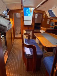 Una pequeña habitación con una mesa y un televisor. en AdriLodge&Tours, en Ponta Delgada