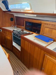 Una cocina con estufa y fregadero en un barco. en AdriLodge&Tours, en Ponta Delgada