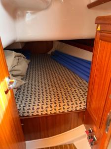 Un compartimento abierto de un barco con una cama. en AdriLodge&Tours, en Ponta Delgada