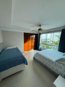 Postel nebo postele na pokoji v ubytování Exclusivo apartamento de lujo frente al mar en Los Morros, con acceso directo y privado a la mejor playa de Cartagena