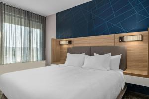 Una cama o camas en una habitación de SpringHill Suites by Marriott Camden