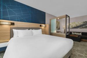 Una cama o camas en una habitación de SpringHill Suites by Marriott Camden