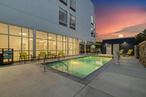 La alberca dentro o cerca de SpringHill Suites by Marriott Camden