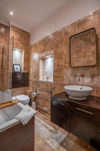 a bathroom with a sink and a tub and a toilet at Central Brighton, 2 bedrooms, sleeps 5 in Brighton & Hove