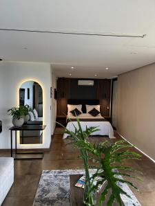 a bedroom with a large bed and a couch at BALCÓN DE SANTA MARÍA 1 uno in Dosquebradas