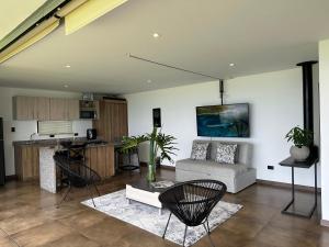 a living room with a couch and a kitchen at BALCÓN DE SANTA MARÍA 1 uno in Dosquebradas