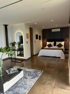 a bedroom with a large bed and a table at BALCÓN DE SANTA MARÍA 1 uno in Dosquebradas
