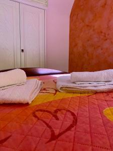 Postel nebo postele na pokoji v ubytování La casetta nel centro storico di Cefalù + 4 fotografie