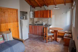 Η κουζίνα ή μικρή κουζίνα στο Cabañas Montecarlo 3 +5 φωτογραφίες