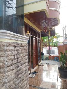 NgabeanOmah Cahyo Homestay的砖墙房屋的入口