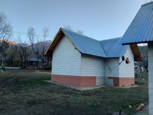 un edificio bianco con tetto blu di Cabañas el Cortijo a Tunuyán Altre 11 foto