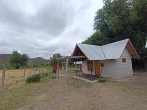 una piccola casa bianca con tetto di metallo di Cabañas el Cortijo a Tunuyán