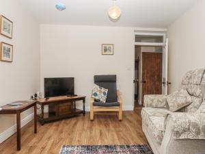 a living room with a couch and a table at Aunty Junes Cottage in Okehampton