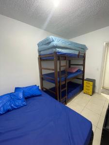 un dormitorio con una cama y una litera en Praia com Lazer, en Praia Grande 22 fotos más