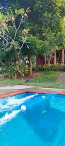 une piscine avec de l'eau bleue dans une cour dans l'établissement Casa quinta con psicina, à Estación El Salto