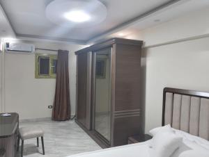 une chambre avec un lit, une table et une chaise dans l'établissement شقق الفندقية ميامي امام بئر مسعود, à Alexandrie