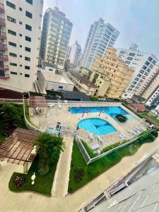 una gran piscina en una ciudad con edificios altos en Praia com Lazer, en Praia Grande