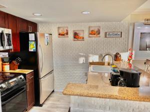 Dapur atau dapur kecil di Waikiki Beach Experience! Luxury OceanView Suite!