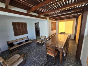 バラ・デル・チュイにあるA Pasitos Del Marの木製のテーブルと椅子のあるダイニングルーム