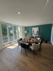 a dining room with a table and chairs at Villa L'Etoile Du Littoral in Boulogne-sur-Mer