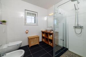 Un baño con ducha, inodoro y lavabo. en Apartments Spomenka Zvonko, en Lopar 102 fotos más
