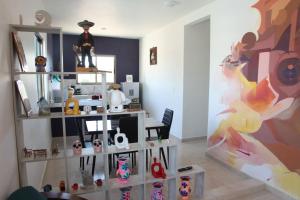 a room with a shelf with figurines on it at La Casa del Mural in Mixquiahuala