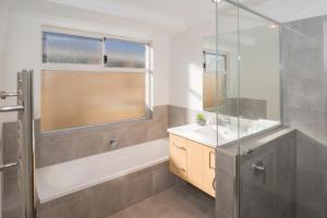 Koupelna v ubytování Blue Retreat + 8 fotografií