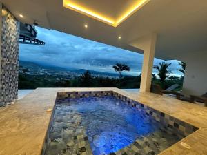 a swimming pool in a house with a view at BALCÓN DE SANTA MARÍA 2 in Dosquebradas